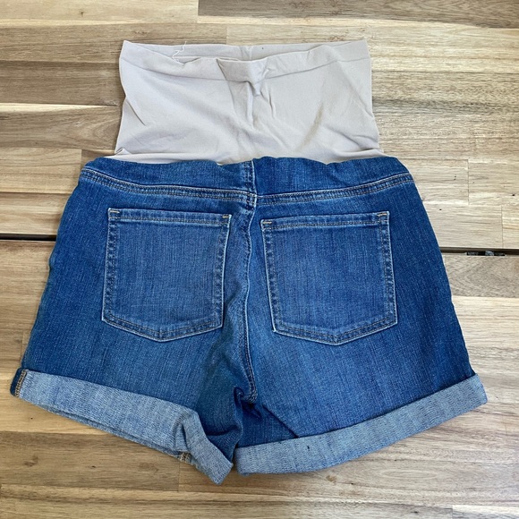 Medium Wash Cuffed Maternity Shorts - Picture 2 of 3